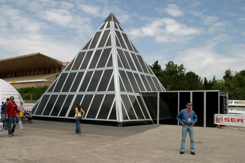 Padiglione a piramide in vetro e telaio nero all'aperto