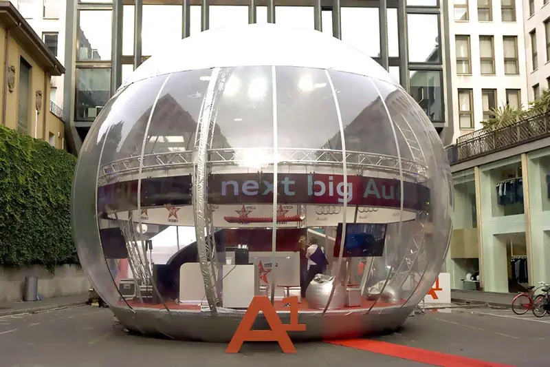 Bolla trasparente su una piazza con stand interno