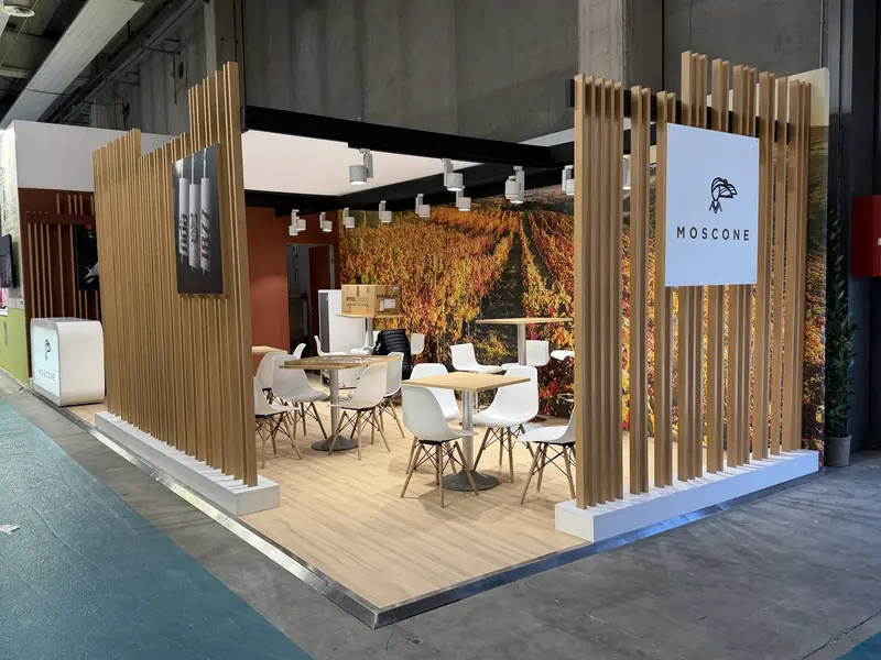 Stand Moscone con listoni in legno e tavolini