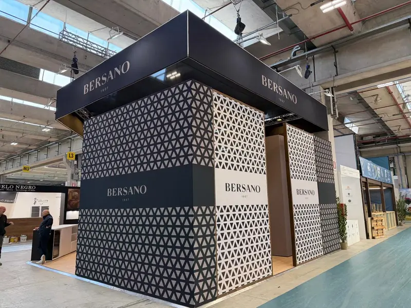 Stand Bersano con torre a motivi geometrici bianchi e neri