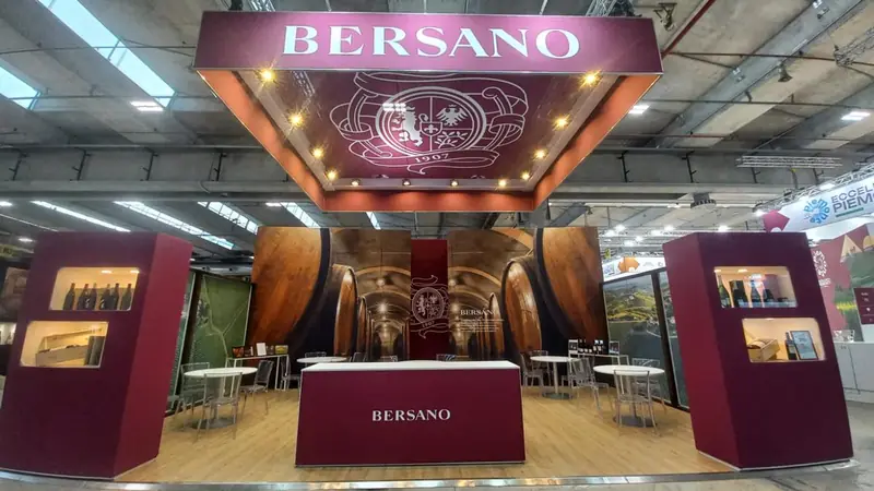 Stand Bersano rosso e bordeaux con grafiche di botti in cantina