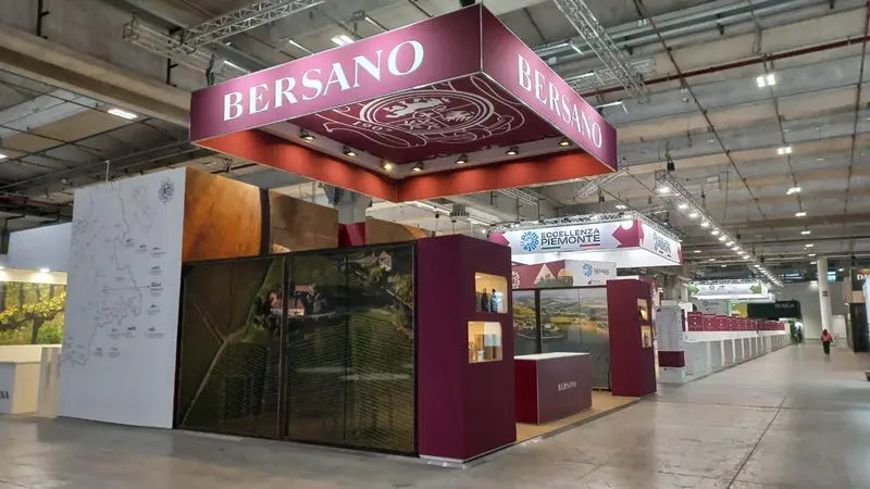 Stand Bersano con insegna rossa e pannelli verdi