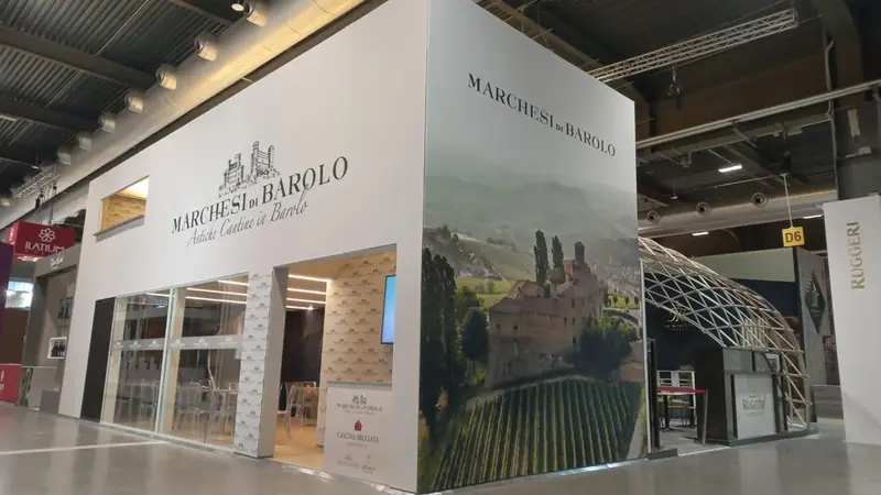 Stand Marchesi di Barolo bianco con grafica di paesaggio collinare
