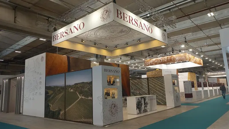 Stand Bersano con insegne e pannelli grafici di colline