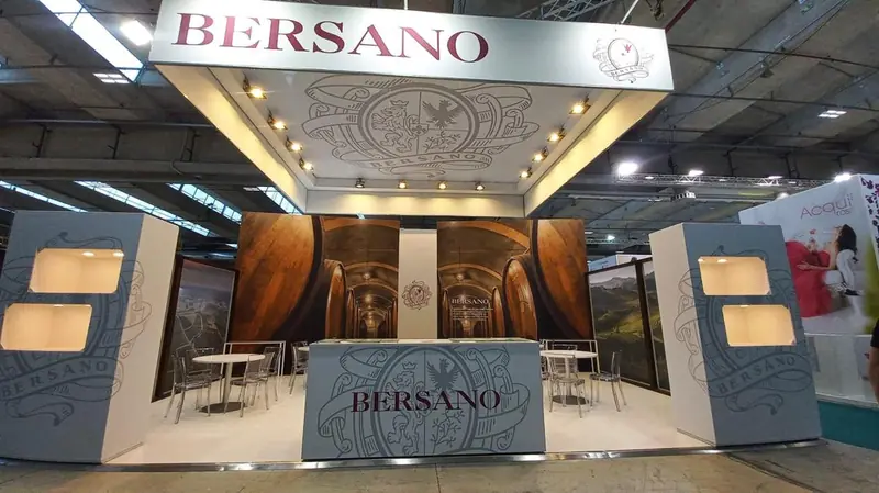 Stand Bersano con soffitto illuminato e pannelli azzurri