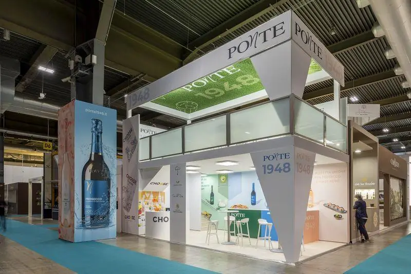 Stand Ponte 1948 a due livelli con insegna triangolare verde