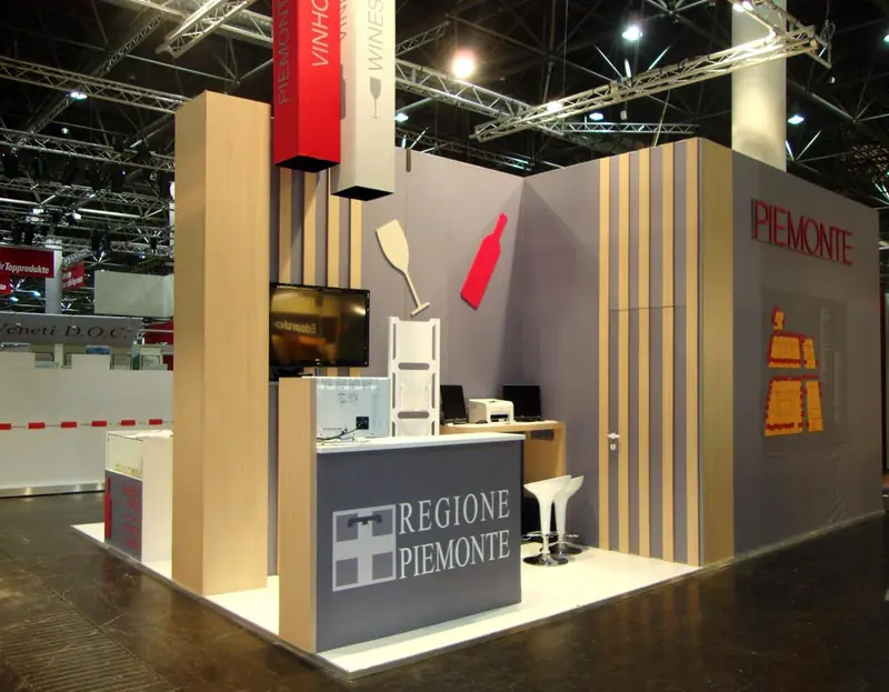 Stand Regione Piemonte con pareti in legno e banco