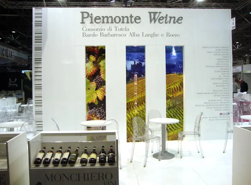 Parete bianca Piemonte Weine con bottiglie esposte