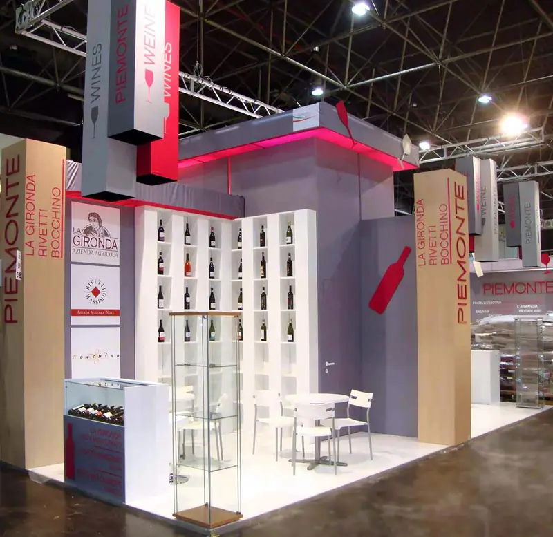 Stand con bottiglie su scaffali bianchi e struttura rossa Piemonte