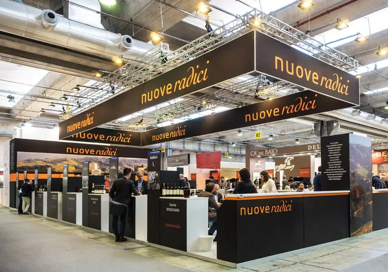 Stand Nuove Radici con banco centrale e visitatori
