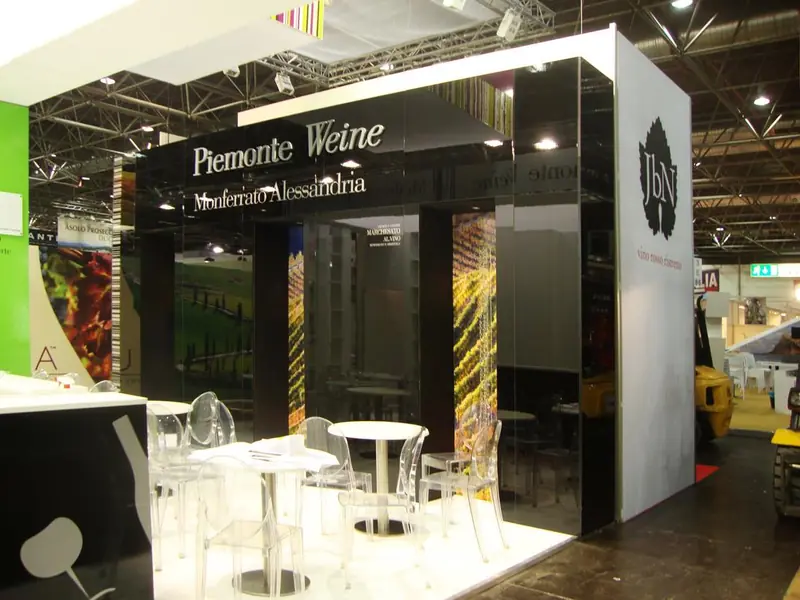 Stand nero Piemonte Weine con tavolini trasparenti