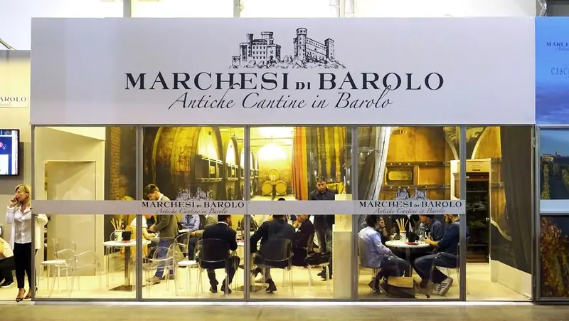 Marchesi di Barolo, stand vetrato con persone sedute all'interno
