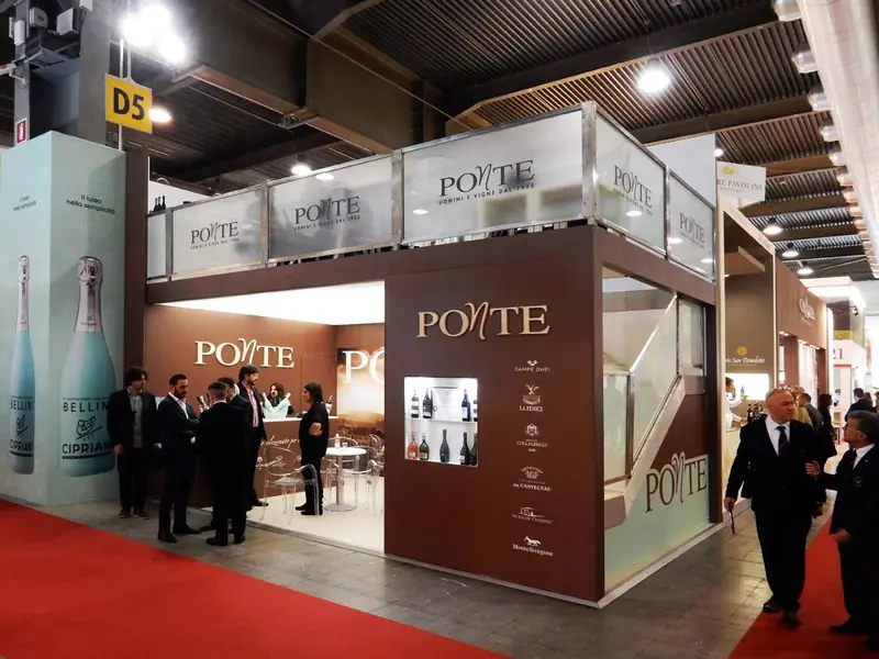 Stand Ponte con soppalco e visitatori sulla moquette rossa