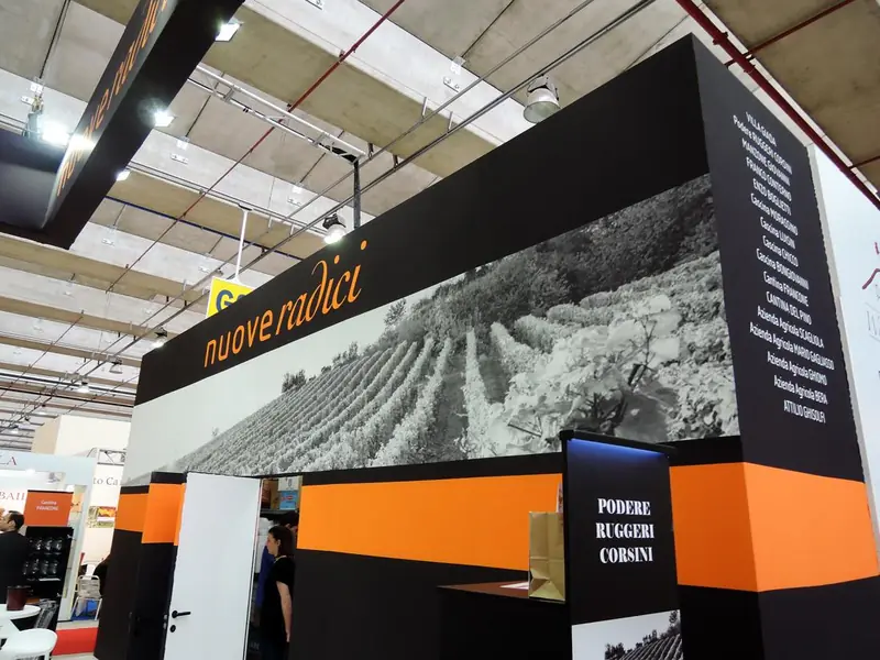 Stand Nuove Radici con foto in bianco e nero di vigneti